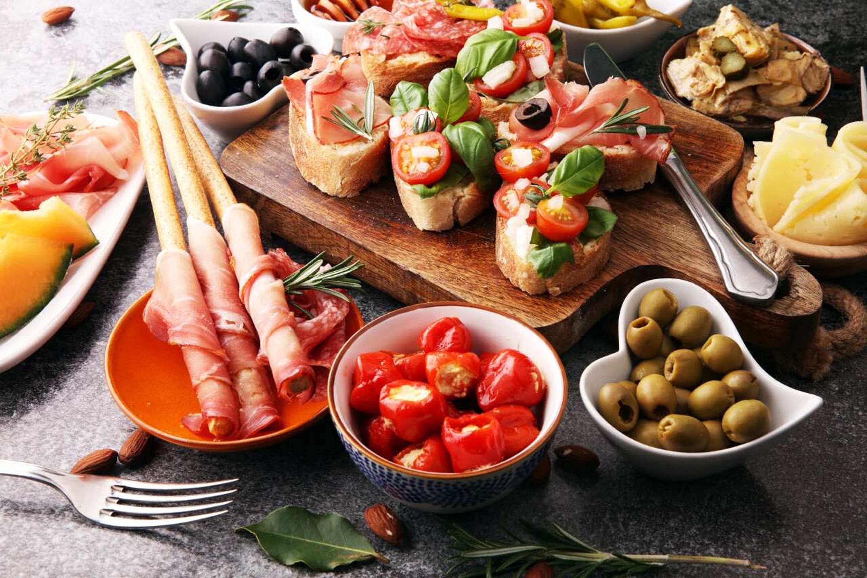 Antipasti Platte mit Grissini, Oliven, Bruschetta & Gemüse
