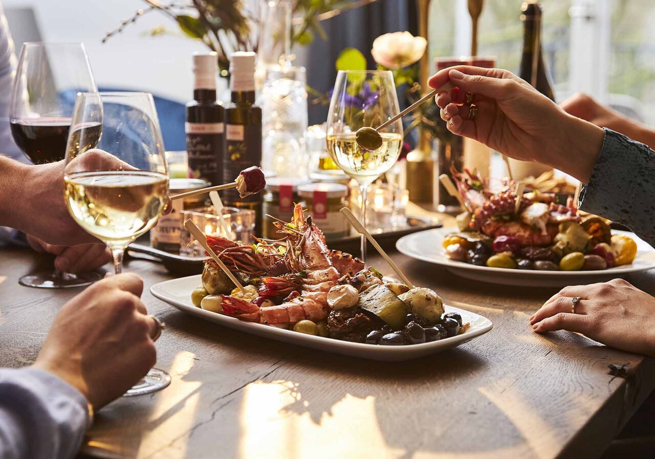 Antipasti Platten mit Gemüse, Meeresfrüchten, Balsamen und Weißwein