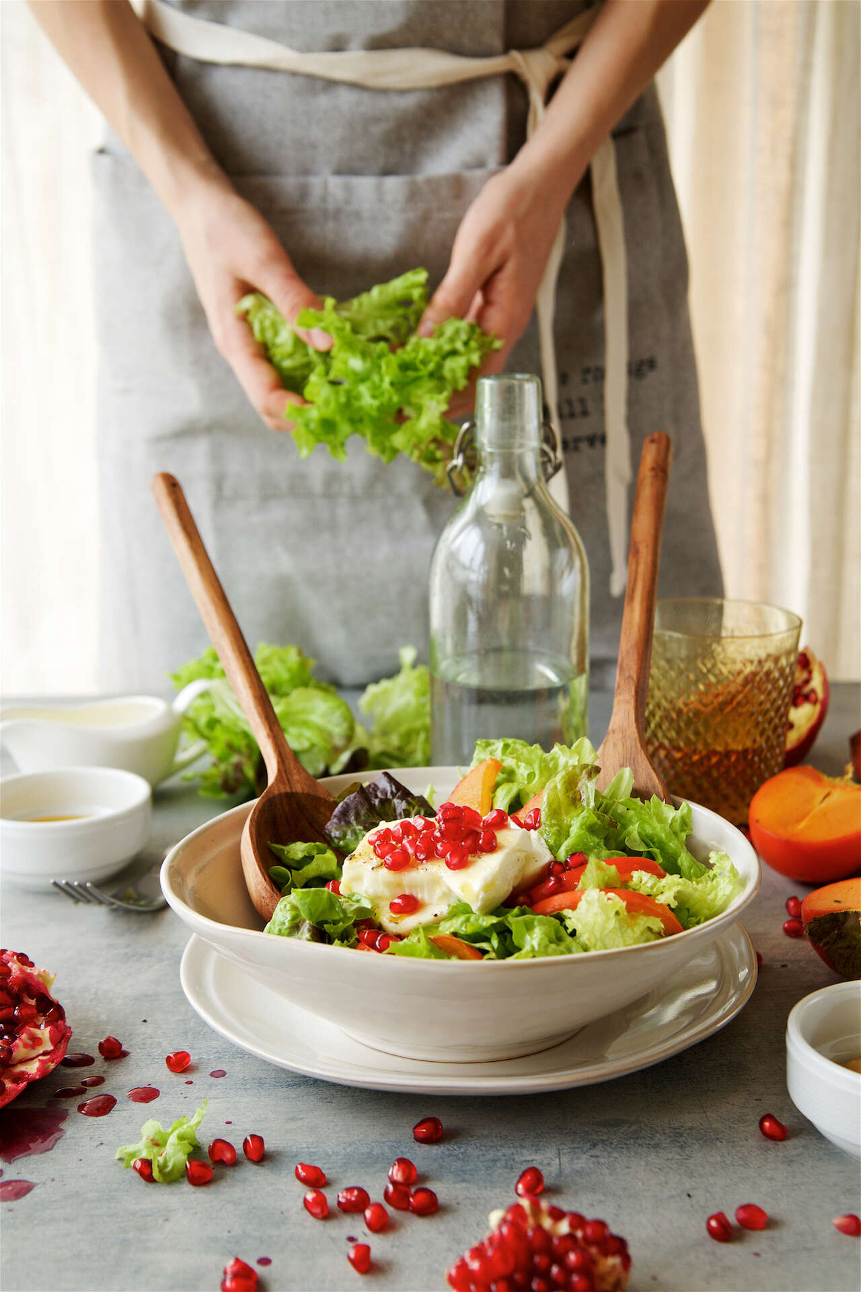 Salat mit Käse und Granatapfelkernen