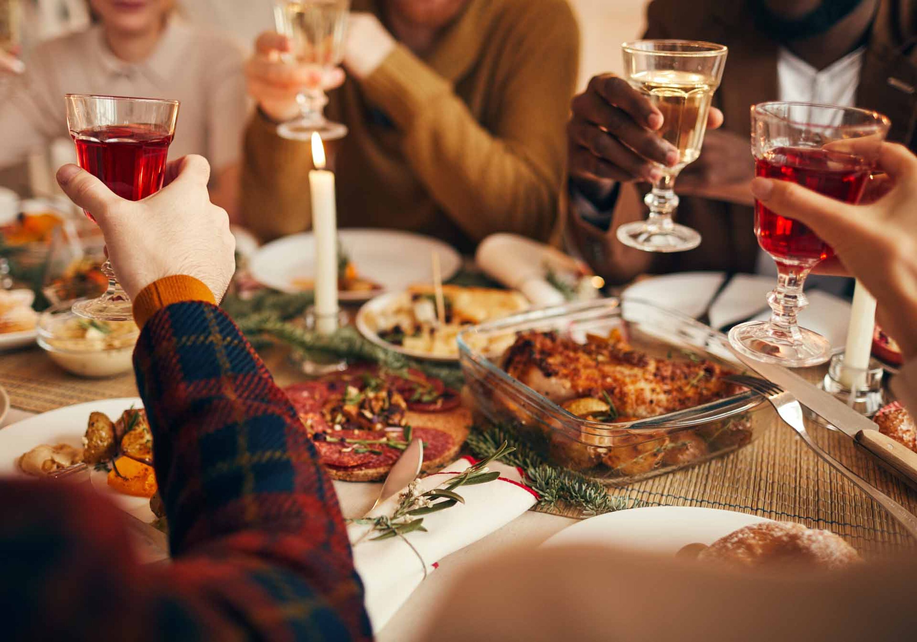 Weihnachtliches Festmahl angerichtet auf Tisch