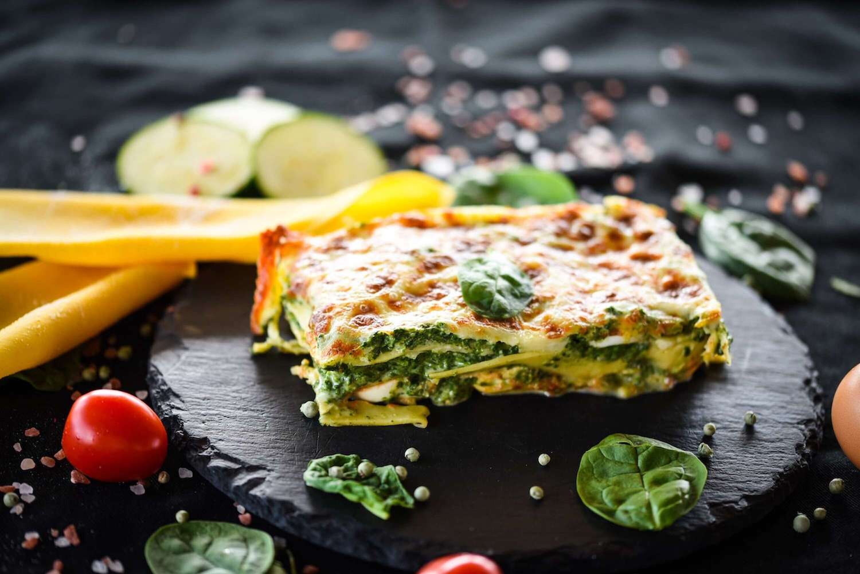 Spinatlasagne auf Schiefernplatte