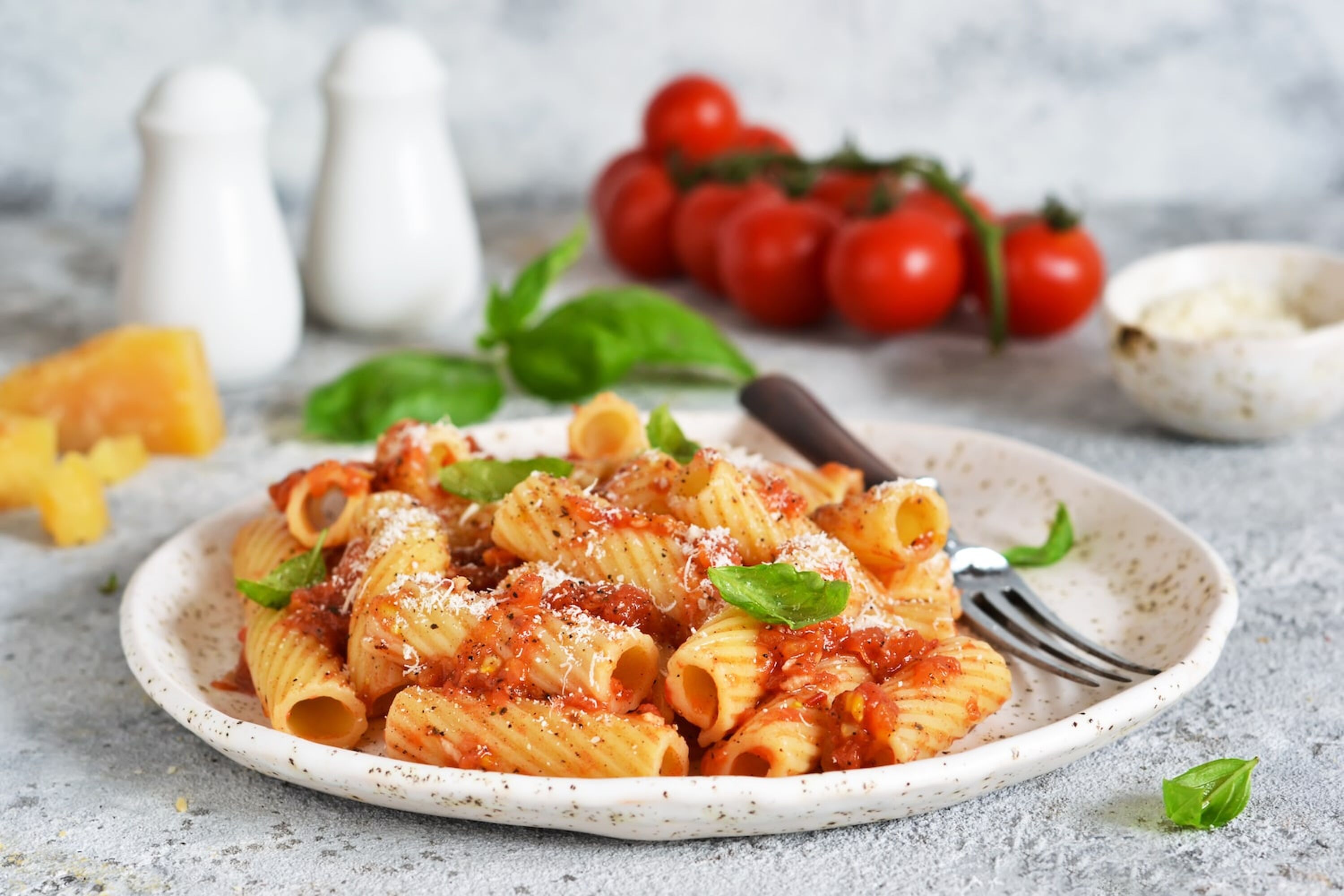 Pasta mit Pesto Rosso und Basilikum auf Teller