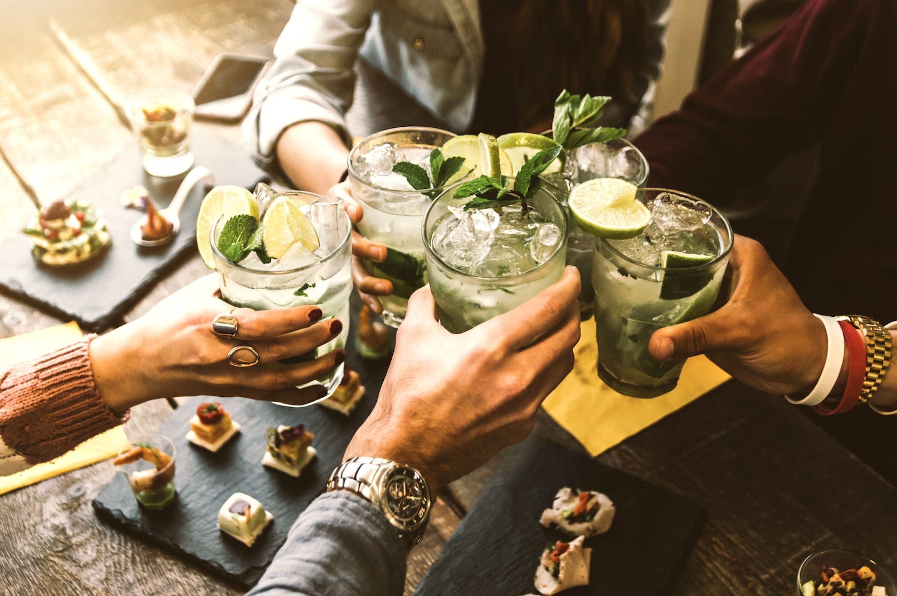 Personen die mit Mocktail anstoßen