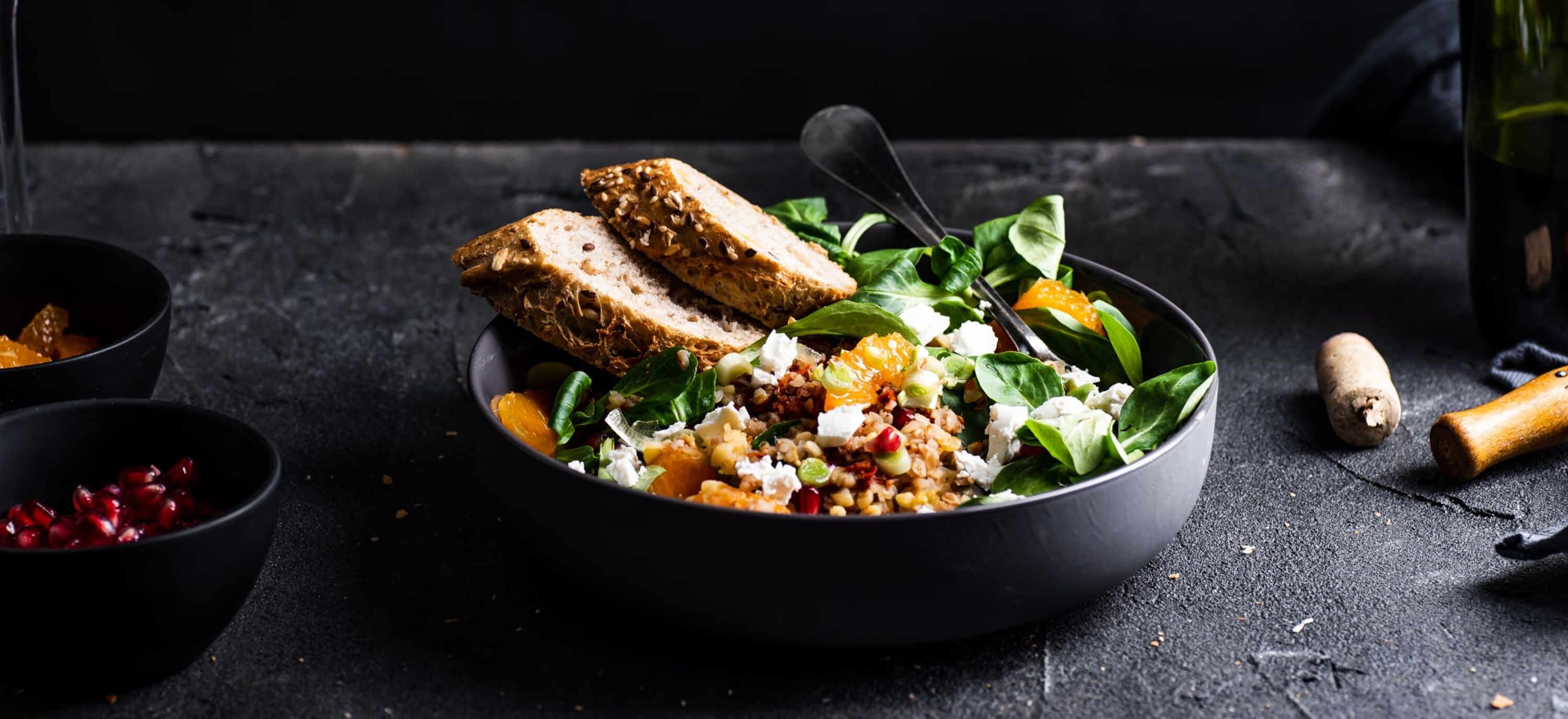 Mindful Eating Salat mit Baguette und Nüssen