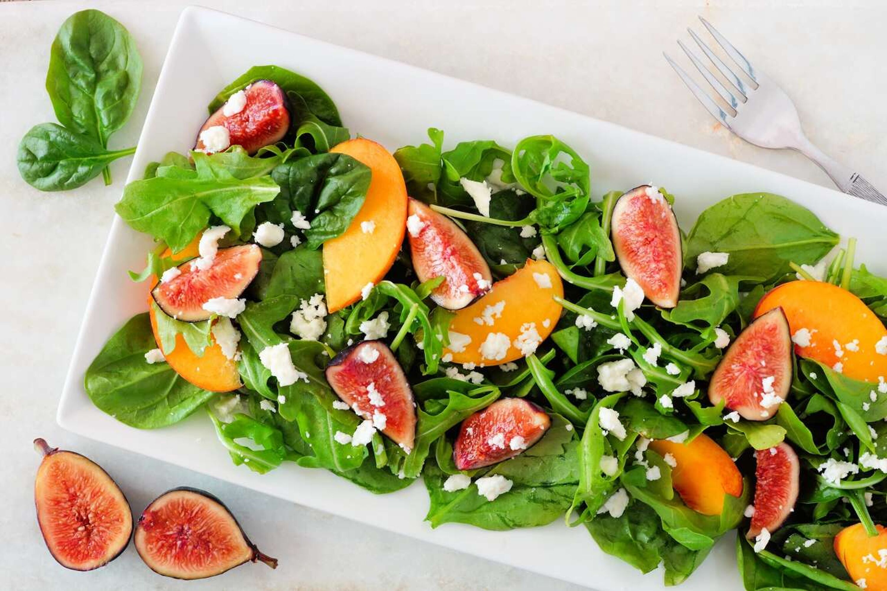 Salat mit Rucola, Feta, Feige und Aprikosen