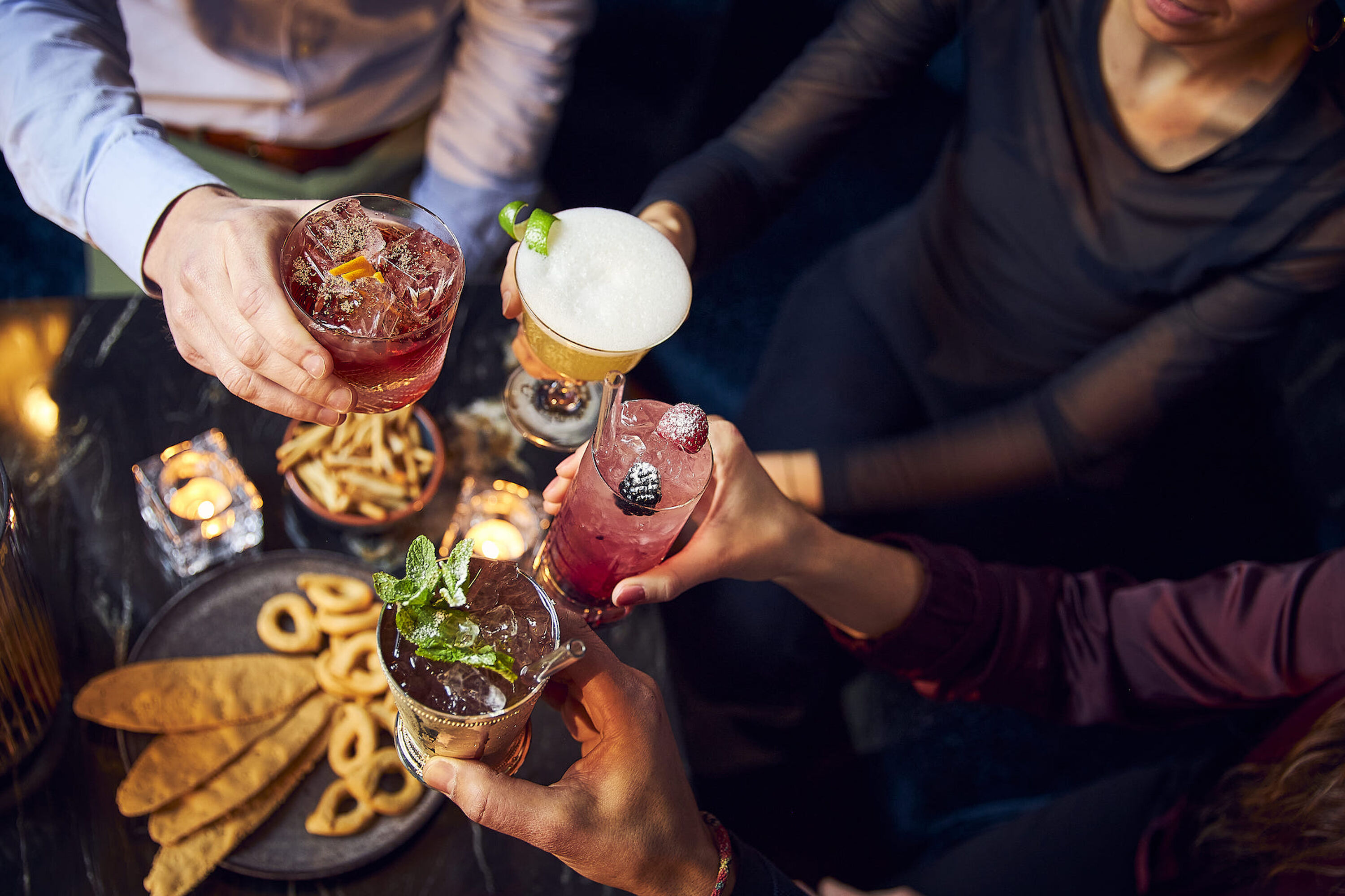 Menschen die mit Cocktails anstoßen