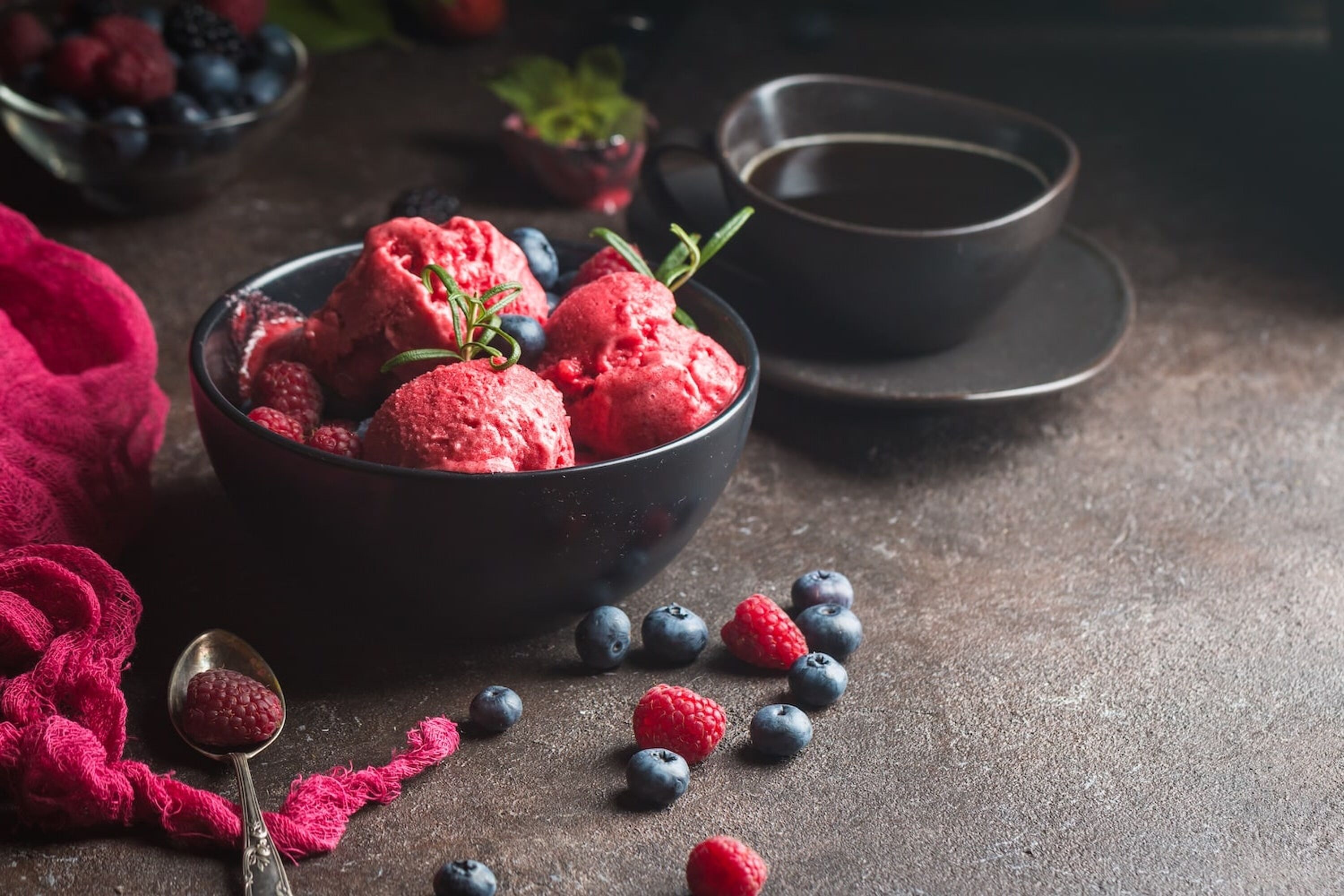 Eis Srobet mit Beeren in Schale
