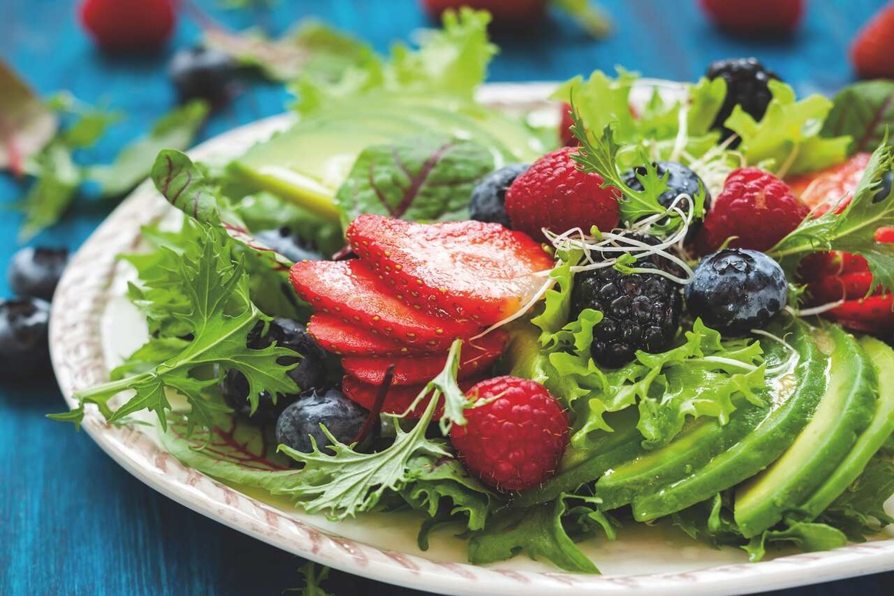 Salat mit Beeren und Avocado