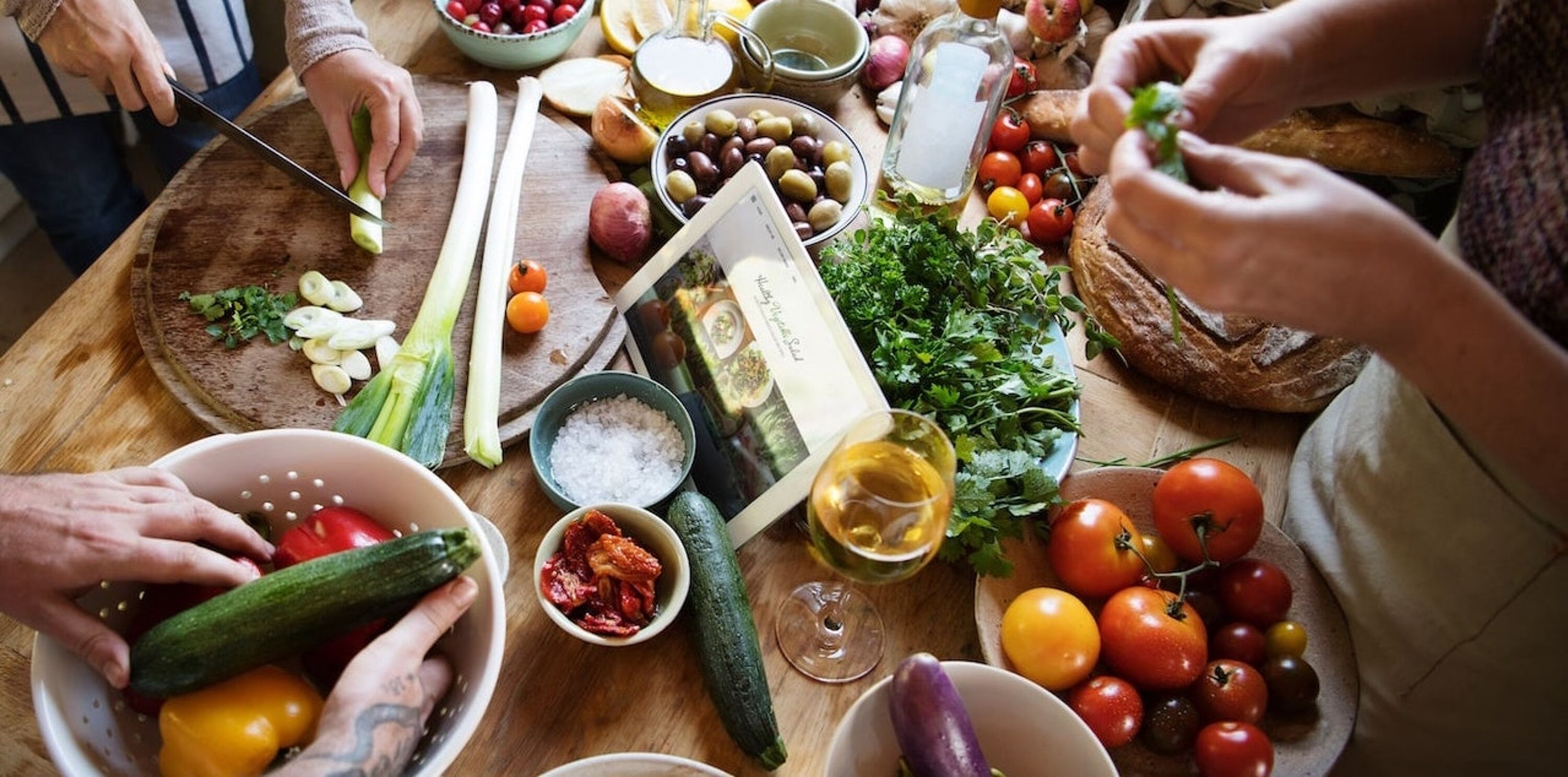 Personen die leckere Mahlzeit vorbereiten