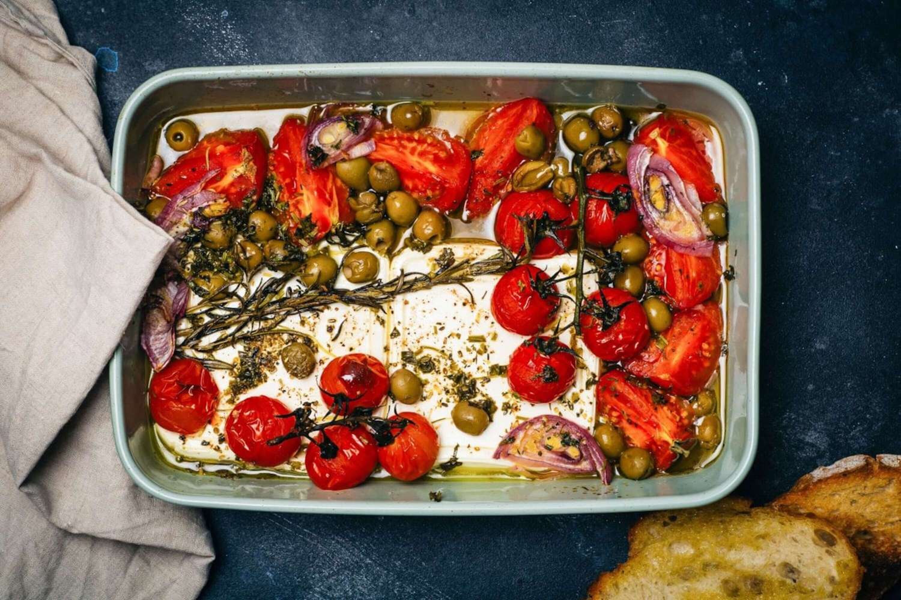 Baked Feta Pasta mit Tomaten und Oliven
