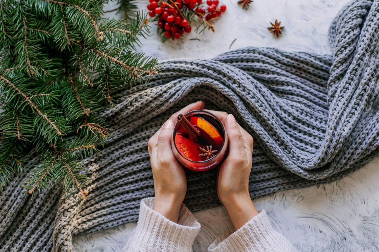 Heißer roter Glühwein auf Tisch neben Tanne