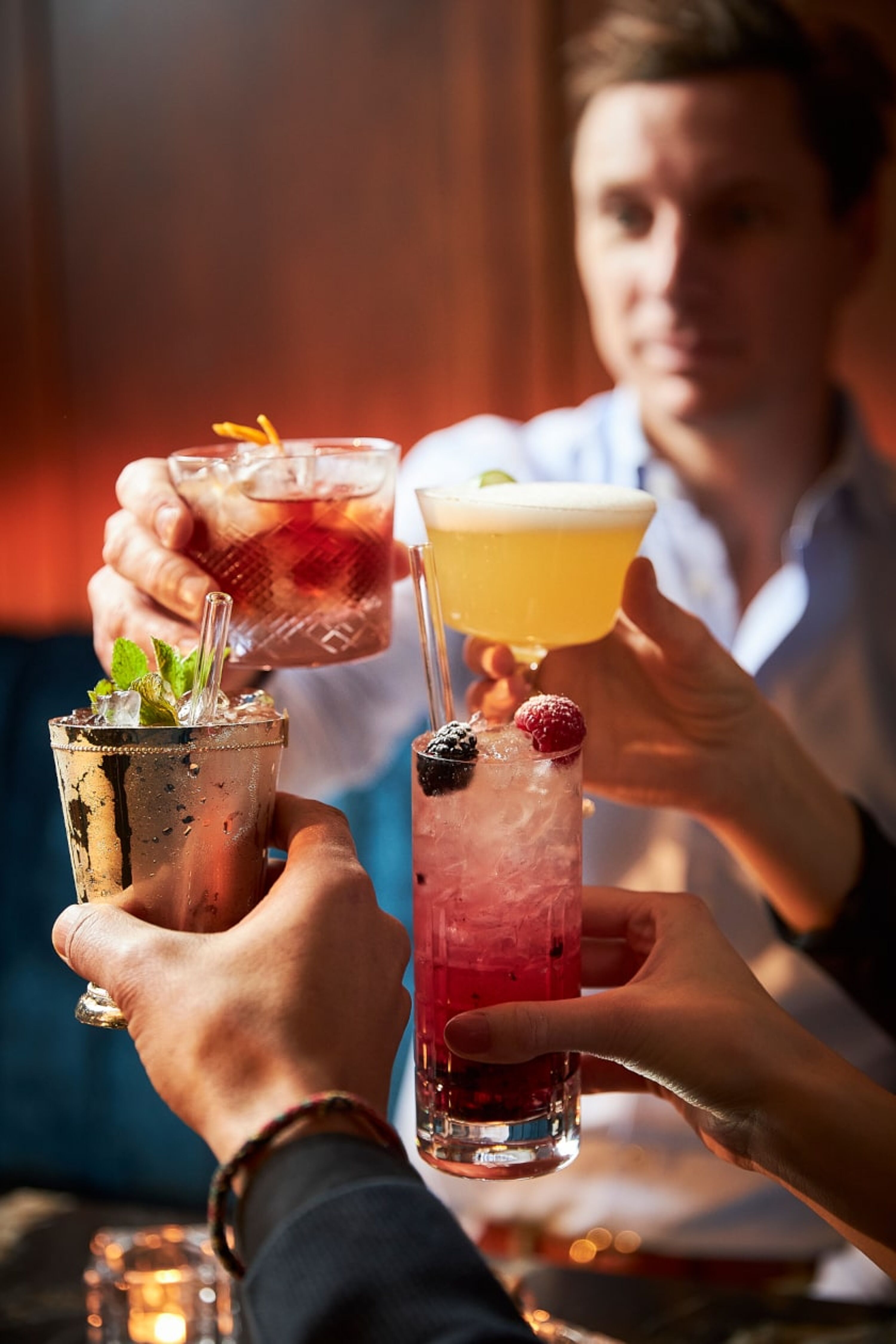 Menschen die mit Cocktails anstoßen
