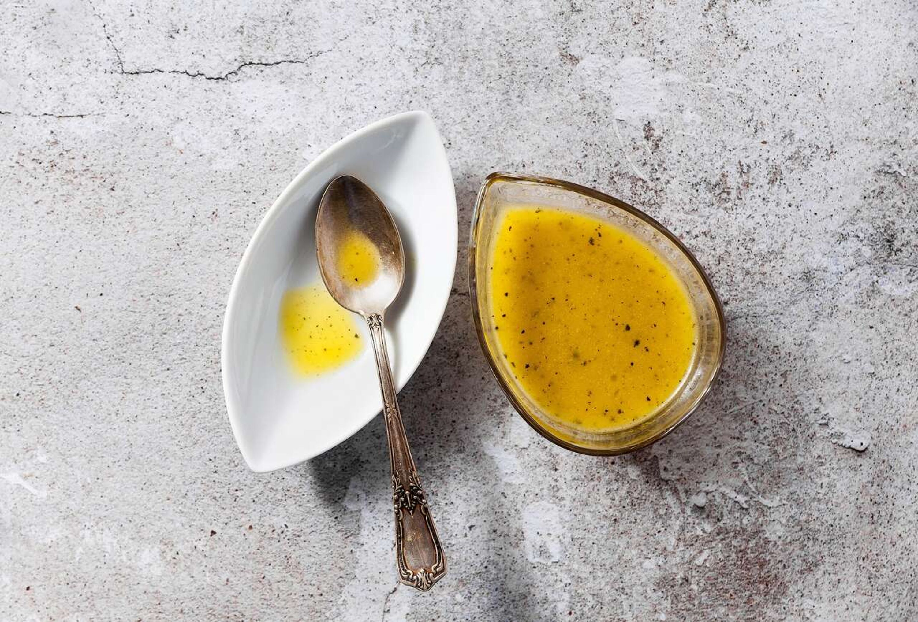 Salatdressing in Servierschale