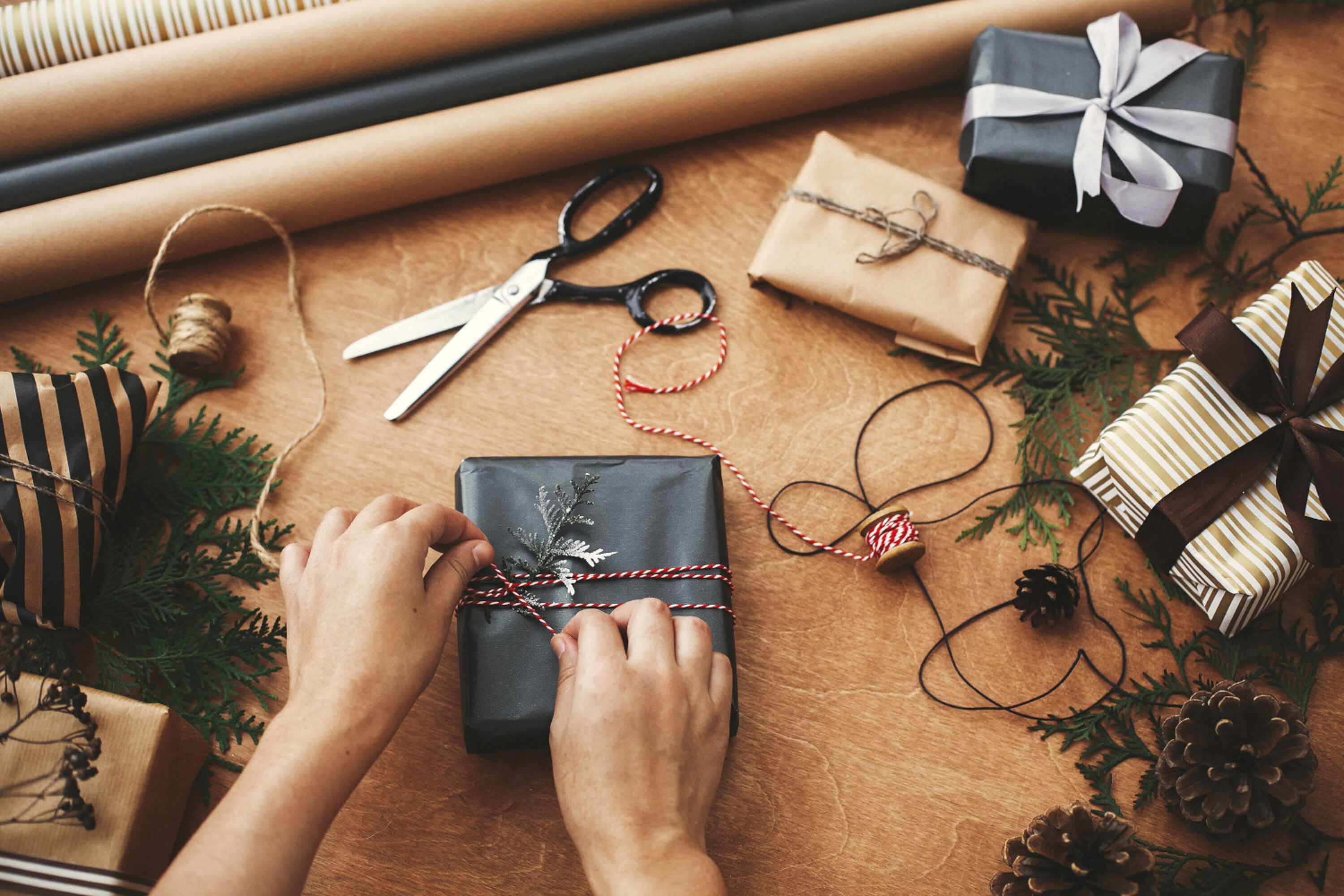 Person die Weihnachtsgeschenke verpackt